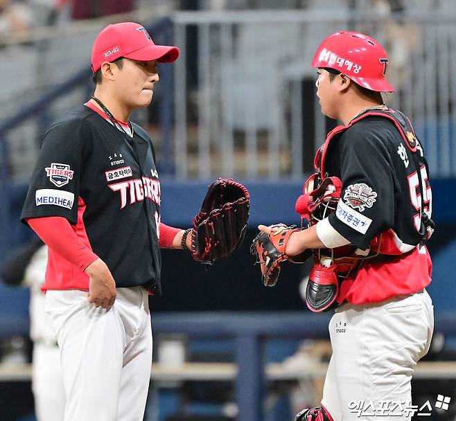 6일 오후 서울 구로구 고척스카이돔에서 열린 '2025 신한 SOL Bank KBO리그' KIA 타이거즈와 키움 히어로즈의 경기, 1회말 무사 1,2루 KIA 한준수가 마운드를 방문해 김도현과 대화를 나누고 있다. 엑스포츠뉴스 DB