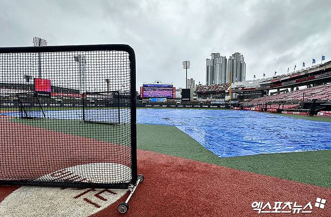 17일 KT 위즈와 한화 이글스의 맞대결이 예고된 수원 KT위즈파크. 악천후로 내야에 대형 방수포가 깔려 있다. 수원, 김한준 기자