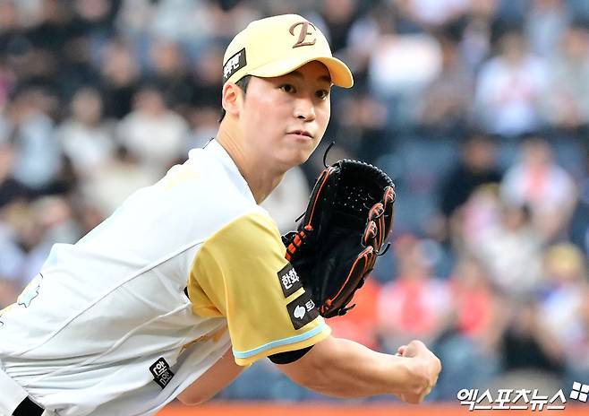한화 이글스 선발투수 엄상백이 올해 정규시즌 경기에 등판해 투구하고 있다. 엄상백은 후반기 선발이 아닌 롱릴리프로 출발하기로 했다. 엑스포츠뉴스 DB