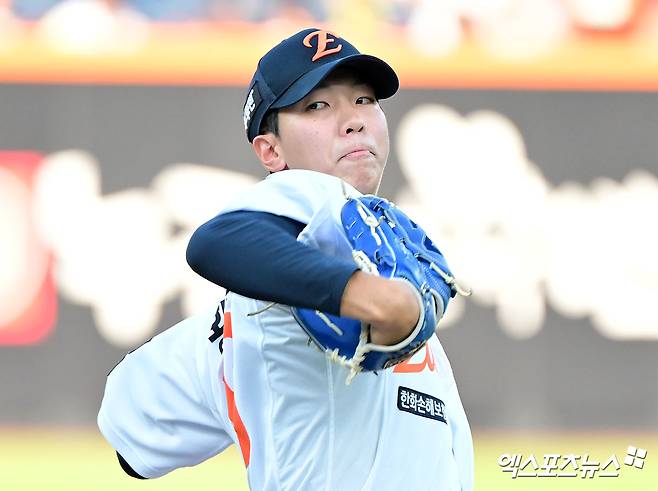 한화 이글스 투수 황준서가 올해 정규시즌 경기에 등판해 투구하고 있다. 황준서는 후반기 엄상백 대신 선발진에 합류하기로 했다. 엑스포츠뉴스 DB