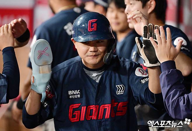 지난  30일 오후 서울 구로구 고척스카이돔에서 열린 '2025 신한 SOL Bank KBO리그' 롯데 자이언츠와 키움 히어로즈의 경기, 4회초 2사 1,3루 롯데 손호영이 이호준의 1타점 2루타때 득점에 성공한 후 더그아웃에서 하이파이브를 하고 있다. 엑스포츠뉴스 DB