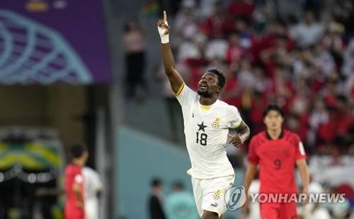 토트넘 홋스퍼 소식통 투 더 레인 앤드 백은 17일(한국시간) 모하메드 쿠두스 영입으로 인해 손흥민의 토트넘 커리어가 끝날 가능성이 있다고 보도했다. 토트넘은 지난 10일 5500만 파운드(약 1027억원)를 지불하고 가나 윙어 쿠두스를 영입했다. 새로운 공격수 합류하면서 이번 여름 손흥민의 이적 가능성은 높아졌다. 연합뉴스