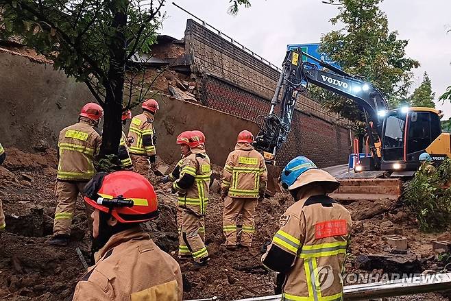 오산 가장교차로 고가도로 옹벽 붕괴…차량 2대 매몰 (오산=연합뉴스) 16일 오후 7시 4분께 경기 오산시 가장교차로 고가도로의 10ｍ 높이 옹벽이 도로로 무너지며 차량 2대를 덮치는 사고가 발생해 소방대원들이 구조작업을 하고 있다. 
 2025.7.16 [경기도소방재난본부 제공. 재판매 및 DB 금지] utzza@yna.co.kr