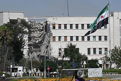 이스라엘군 공습으로 부서진 시리아 국방부·군 본부 건물 [AFP=연합뉴스]
