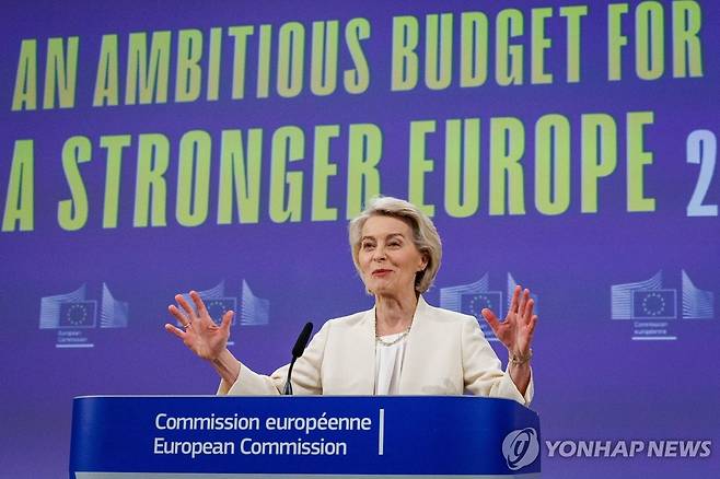 EU 집행위원장 (브뤼셀 EPA=연합뉴스) 우르줄라 폰데어라이엔 EU 집행위원장이 16일(현지시간) 벨기에 브뤼셀에서 2028∼2034년 장기 예산안 초안을 발표하고 있다. 2025.7.16 photo@yna.co.kr