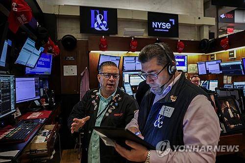 뉴욕증권거래소의 트레이더 [로이터 연합뉴스 자료사진. 재판매 및 DB 금지]