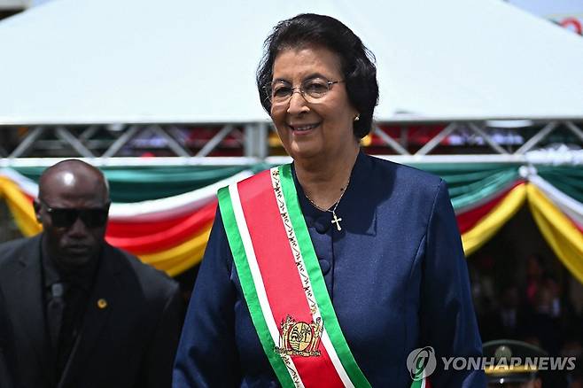 16일(현지시간) 취임한 예니퍼 헤이링스 시몬스 수리남 대통령 [수리남 정부 제공. 파라마리보 AFP=연합뉴스. 재판매 및 DB 금지]