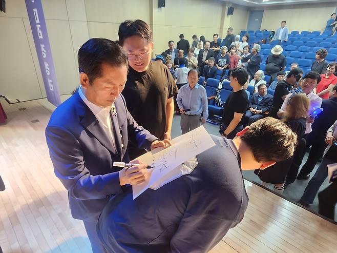 지지자들에게 서명해주고 있는 정청래 후보 [촬영 안정훈]