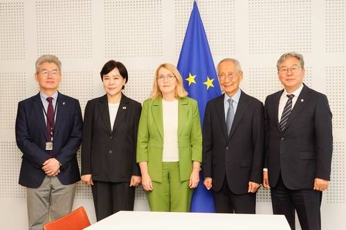 대통령 특사단, 유럽의회 부의장 회동 (브뤼셀=연합뉴스) 대통령 유럽연합(EU) 특사단이 16일(현지시간) 벨기에 브뤼셀에서 크리스텔 샬데모세 유럽의회 부의장과 회동하고 있다. 왼쪽부터 유정현 주벨기에 대사, 더불어민주당 전현희 의원, 샬데모세 부의장, 윤여준 전 환경부 장관, 민주당 손명수 의원. 2025.7.16 photo@yna.co.kr [외교부 제공]