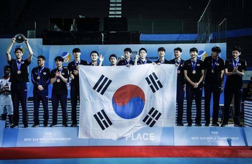U-19 세계선수권 동메달을 차지한 남자 청소년 배구 대표팀 선수들 [윤경 인스타그램 캡처. 재판매 및 DB 금지]