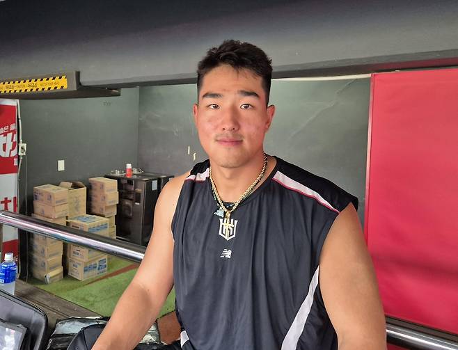 인터뷰하는 안현민 (수원=연합뉴스) 김경윤 기자 = kt wiz 안현민이 15일 수원케이티위즈파크에서 열린 올스타브레이크 팀 훈련을 마치고 인터뷰하고 있다. 2025.7.17. cycle@yna.co.kr