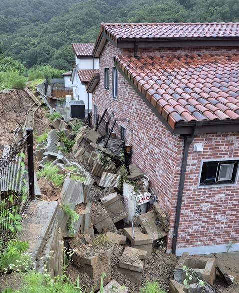 음성 주택 옹벽 붕괴 [충북소방본부 제공]
