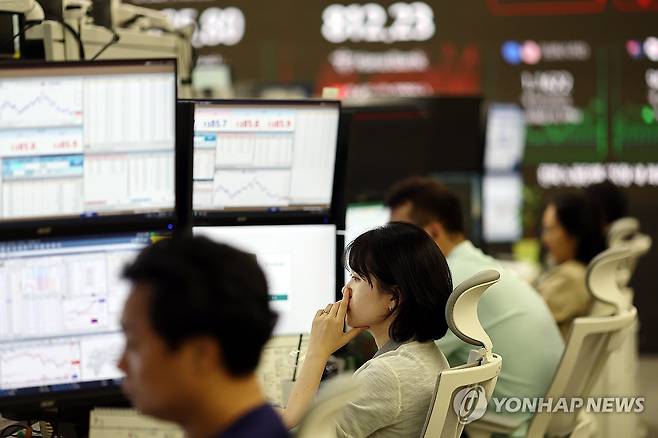 코스피, 28.90p(0.90%) 내린 3,186.38(장종료) (서울=연합뉴스) 윤동진 기자 = 코스피가 28.90p(0.90%) 내린 3,186.38에 장을 마감한 16일 서울 하나은행 본점 딜링룸에서 딜러들이 업무를 보고 있다. 2025.7.16 mon@yna.co.kr