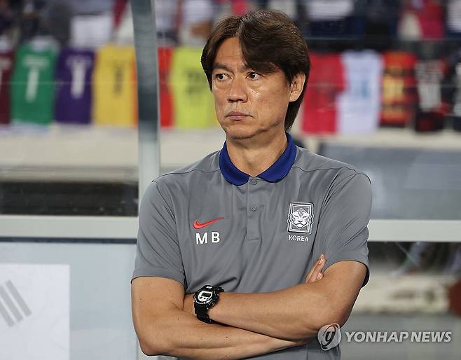 굳은 표정의 홍명보 감독 (용인=연합뉴스) 최재구 기자 = 15일 경기도 용인미르스타디움에서 열린 2025년 동아시아축구연맹(EAFF) E-1 챔피언십(동아시안컵) 남자부 최종 3차전 한국과 일본의 경기에서 패배한 한국 대표팀의 홍명보 감독이 굳은 표정으로 앉아 있다. 2025.7.15 jjaeck9@yna.co.kr