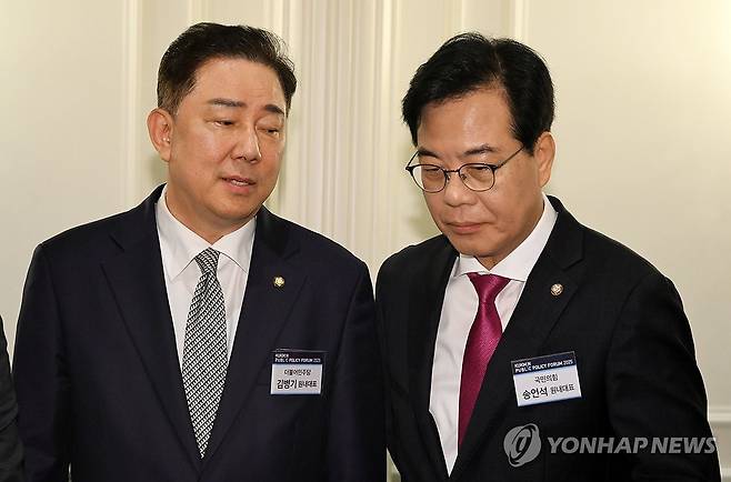 2025 국민공공정책포럼, 김병기-송언석 원내대표 대화 (서울=연합뉴스) 국민일보 주최로 17일 서울 여의도 CCMM빌딩 컨벤션홀에서 열린 2025 국민공공정책포럼에서 더불어민주당 김병기 당대표 직무대행 겸 원내대표(왼쪽)와 국민의힘 송언석 비상대책위원장 겸 원내대표가 대화하고 있다. 2025.7.17 [국회사진기자단] photo@yna.co.kr