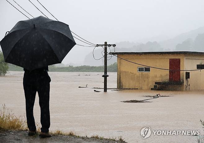 물에 잠긴 청주 오송 일대 (청주=연합뉴스) 이성민 기자 = 집중호우가 쏟아진 17일 오전 충북 청주시 오송읍 호계리 일대가 물에 잠겨 있다. 2025.7.17 chase_arete@yna.co.kr