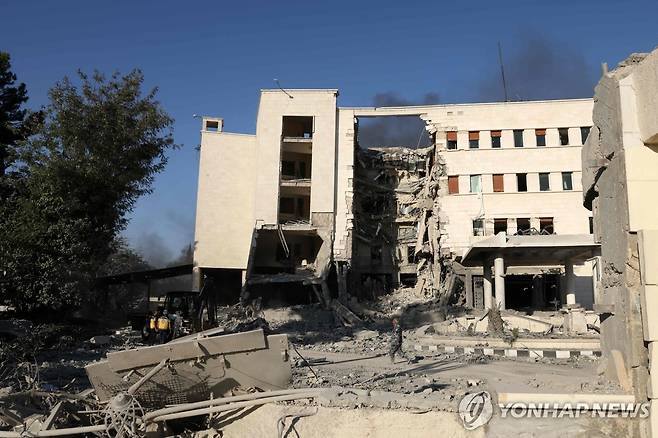 이스라엘군 공습으로 부서진 시리아 국방부·군 본부 건물 [AFP=연합뉴스. 재판매 및 DB금지]