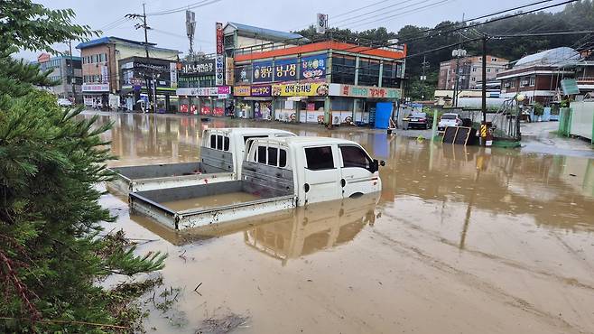 조치원 1번국도 침수 (세종=연합뉴스) 양영석 기자 = 많은 비가 내린 17일 오전 세종시 조치원 신안리 일대 1번 국도변 공터가 물에 잠겨 있다.