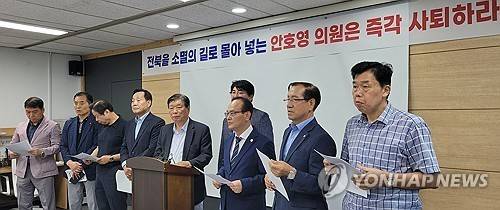 완주·전주 통합단체 "통합 반대하는 안호영 의원 사퇴하라" [촬영 : 김동철]