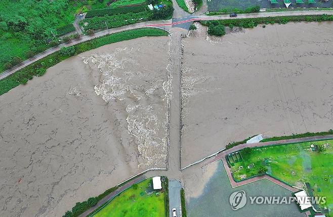 다리 삼킨 강물 (청도=연합뉴스) 윤관식 기자 = 청도군 청도천(원리) 지점에 홍수주의보가 발령된 17일 경북 청도군 청도읍 원리 사촌교가 불어난 강물에 잠겨 있다. 2025.7.17 psik@yna.co.kr