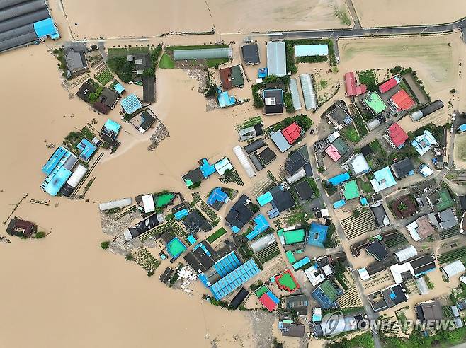 폭우로 마을 전체가 침수 (예산=연합뉴스) 류영석 기자 = 17일 충남 예산군 삽교읍 용동3리 일대 마을이 폭우로 침수돼 있다. 2025.7.17 ondol@yna.co.kr