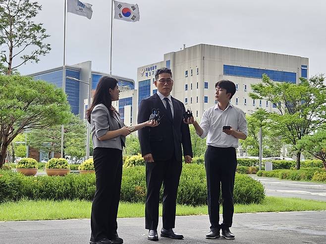 동부지검 들어가기 전 입장 밝히는 백해룡 전 영등포경찰서 형사과장(경정) [촬영 정윤주]