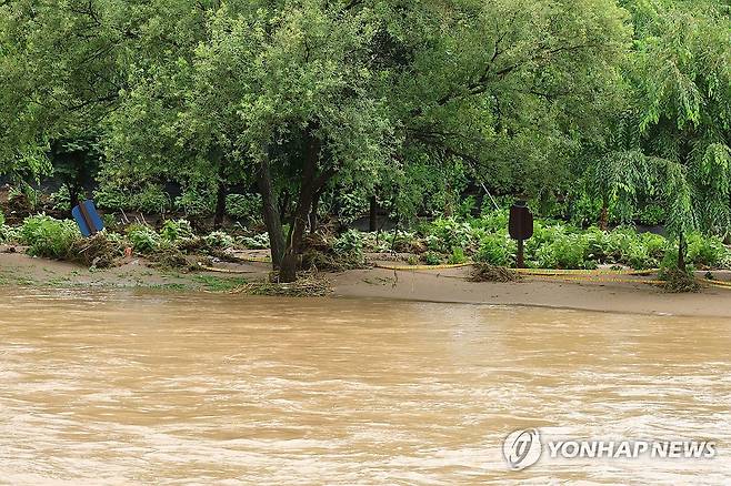 수마가 지나간 유구 색동수국정원 (공주=연합뉴스) 강수환 기자 = 17일 오전 호우경보가 내려진 충남 공주시 유구읍 유구리 관광지인 유구 색동수국정원이 범람한 하천에 형체를 알 수 없을 정도로 망가져 있다. 2025.7.17 swan@yna.co.kr