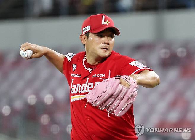 투구하는 노경은 (광주=연합뉴스) 조남수 기자 = 2일 광주기아챔피언스필드에서 열린 프로야구 SSG 랜더스와 KIA 타이거즈의 경기. SSG 노경은이 7회에 투구하고 있다. 2025.7.2 iso64@yna.co.kr