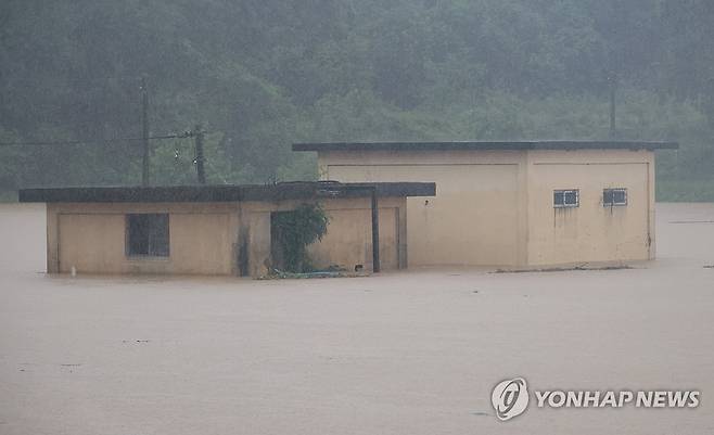 물에 잠긴 청주 오송 일대 (청주=연합뉴스) 이성민 기자 = 집중호우가 쏟아진 17일 오전 충북 청주시 오송읍 호계리 일대가 물에 잠겨 있다. 2025.7.17 chase_arete@yna.co.kr