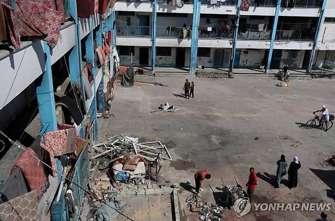 17일(현지시간) 가자지구 피란민들이 지내는 한 학교 건물이 폭격을 맞은 모습 [로이터 연합뉴스 재판매 및 DB 금지]