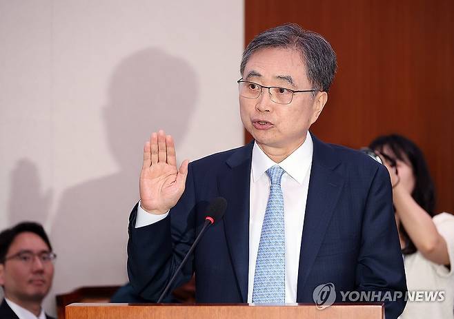 선서하는 조현 외교부 장관 후보자 (서울=연합뉴스) 박동주 기자 = 조현 외교부 장관 후보자가 17일 서울 여의도 국회 외교통일위원회에서 열린 인사청문회에서 선서하고 있다. 2025.7.17 pdj6635@yna.co.kr