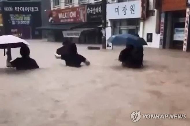 허리까지 차오른 흙탕물…험난한 귀갓길 (광주=연합뉴스) 광주 전역에 폭우가 쏟아진 17일 오후 광주 북구 용봉동 거리에서 시민과 학생이 가슴 높이까지 차오른 흙탕물을 헤치며 귀가하고 있다. 2025.7.17 [독자 제공. 재판매 및 DB 금지] hs@yna.co.kr