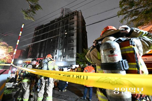 17일 오후 9시 5분께 광명시 소하동의 한 아파트 주차장에서 화재가 발생했다. 18일 화재 현장에서 경찰과 소방 등 관계자들이 분주하게 움직이고 있다. 2025.7.18 /최은성기자 ces7198@kyeongin.com