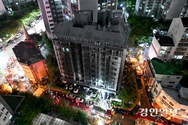 17일 오후 9시 5분께 광명시 소하동의 한 아파트 주차장에서 화재가 발생했다. 18일 화재 현장에서 경찰과 소방 등 관계자들이 분주하게 움직이고 있다. 2025.7.18 /최은성기자 ces7198@kyeongin.com