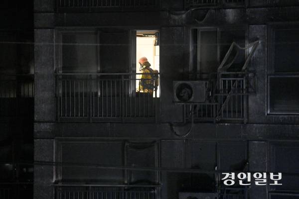 17일 오후 9시 5분께 광명시 소하동의 한 아파트 주차장에서 화재가 발생했다. 18일 화재 현장에서 소방관이 인명 수색을 하고 있다. 2025.7.18 /최은성기자 ces7198@kyeongin.com