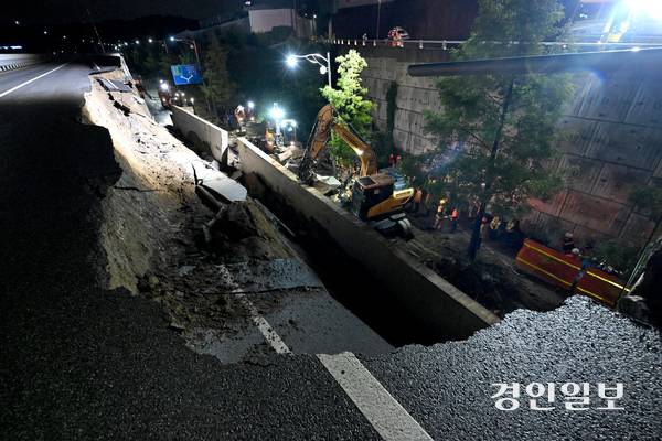 지난 16일 오산 서부우회도로 옹벽 붕괴사고가 발생해 1명이 사망한 가운데 해당 고가도로 양방향 옹벽 모두 배부름현상이 발견됐고 이로 인한 추가붕괴 우려도 나오고 있다. 사진은 16일 옹벽 붕괴사고 현장에서 소방관들이 구조하고 있는 모습. 2025.7.16 /최은성기자 ces7198@kyeongin.com