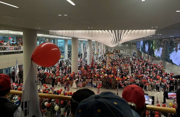 지난 14일 모스 탄 교수 입국 당시 인천국제공항 제2국제여객터미널에  많은 인파가  몰려 있다. /X(옛 트위터) 화면 갈무리.