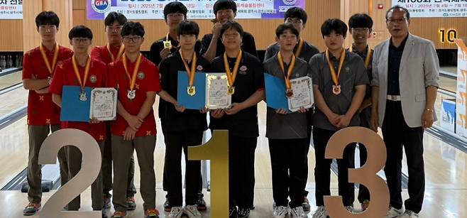 2025 경기도지사기 볼링대회 남자중등부 4인조전서 입상한 팀들이 기념촬영을 하고 있다. 사진=경기도볼링협회