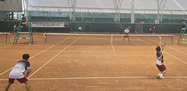 16일 안성맞춤실내테니스장에서 열린 제106회 전국체육대회 경기도대표 최종선발전에서 김원섭·윤사랑(이천 다산고) 조가 경기에 임하고 있다. 사진=경기도소프트테니스협회