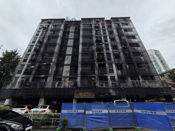 18일 오후 광명시 소하동 한 아파트에서 불이 나 건물이 검게 그을린 모습. [사진=김지호 기자]