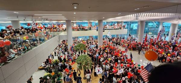 지난 14일 모스탄 교수를 환영하기 위해 인천국제공항에 모인 600여명의 특정 보수단체 [사진 = 인천공항공사]