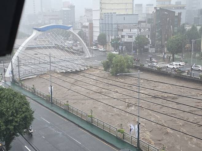 지난 17일 물폭탄으로 광주도심 광주천이 범람 위기를 맞았다.&nbsp; 독자제공