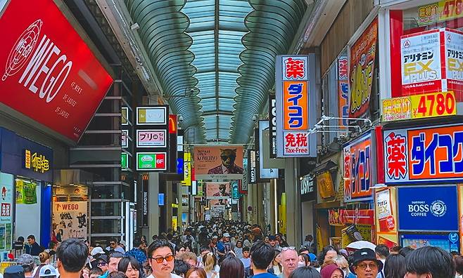 하루종일 관광객들로 붐비고 있는 오사카 도톤보리.