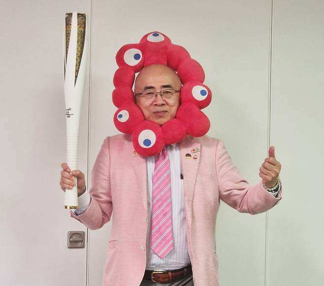 오사카 엑스포 캐릭터를 상징하는 인형을 쓴 오사카 관광국 이사장 미조하타 히로시. 울산매일신문 조나령 PD