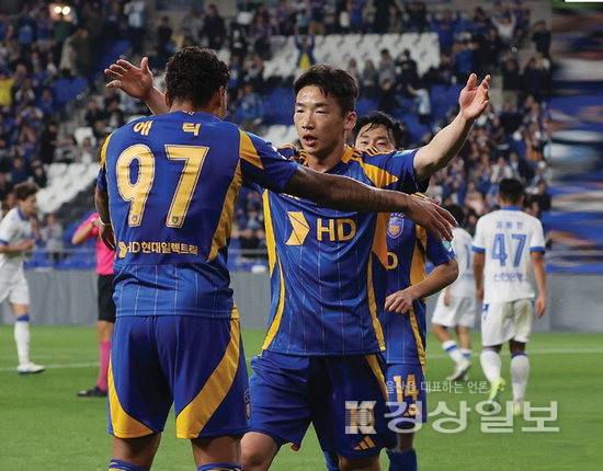 ▲ 지난 5월14일 울산 문수축구경기장에서 열린 2025 하나은행 코리아컵 16강 울산 HD와 인천 유나이티드의 경기에서 울산 김민우가 팀의 세 번째 골을 넣고 에릭과 기뻐하고 있다. 연합뉴스