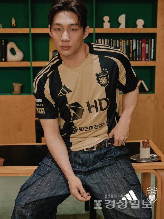 ▲ 프로축구 울산HD FC의 'HD현대건설기계 브랜드 데이' 스페셜 유니폼. 울산HD FC 제공