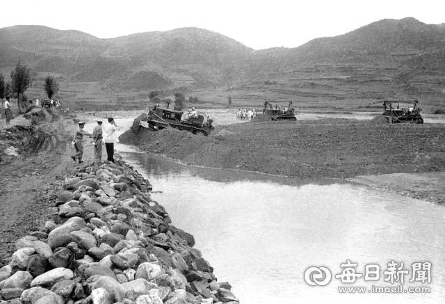 1961년 8월 27일 수해 복구에 지원 나온 해병 공병대가 불도저로 예천군 한천 제방을 복구하고 있다. 사진=매일아카이빙센터