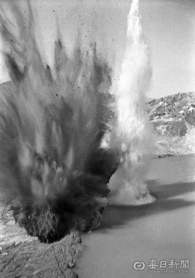 1962년 3월 30일 오전 10시 46분 수해 복구 준공식 후 열린 남원천 수로 변경 통수식에서 발파 스위치를 누르자 수로 물막이에 설치된 폭약이 터지고 있다. 사진=매일아카이빙센터