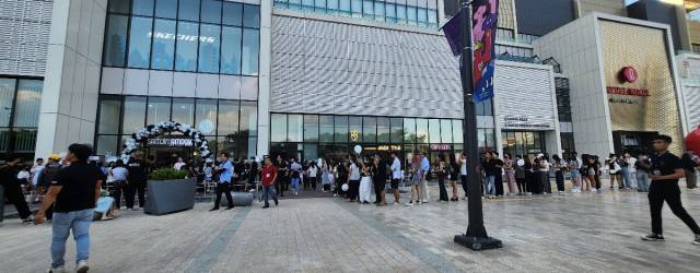 2017년 삼진어묵이 처음으로 해외에 진출한 싱가포르 매장에 손님들이 길게 줄을 서 있다. 삼진어묵 제공