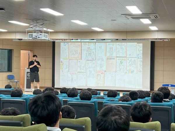 인기 웹툰 '지금 우리 학교는'의 원작자인 주동근 작가가 특강을 하고 있다.